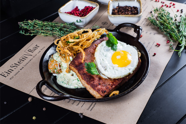 Бар «EinStein Bar», Санкт-Петербург: Fleischkase с сырными ньокками, яйцом и луком фри