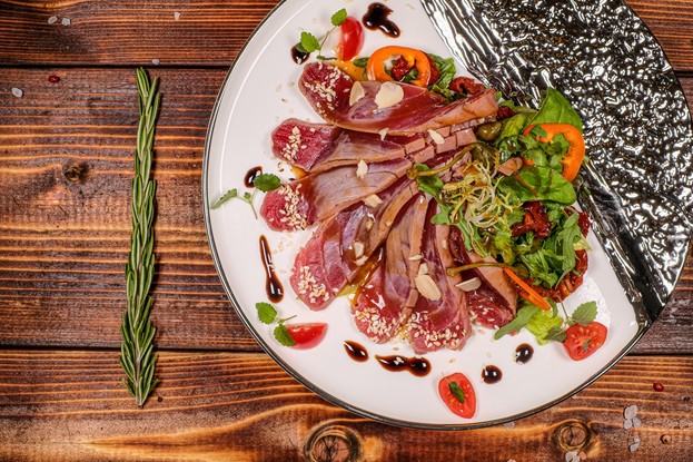 Ресторан «The River Restaurant», Санкт-Петербург: Салат с тунцом татаки
